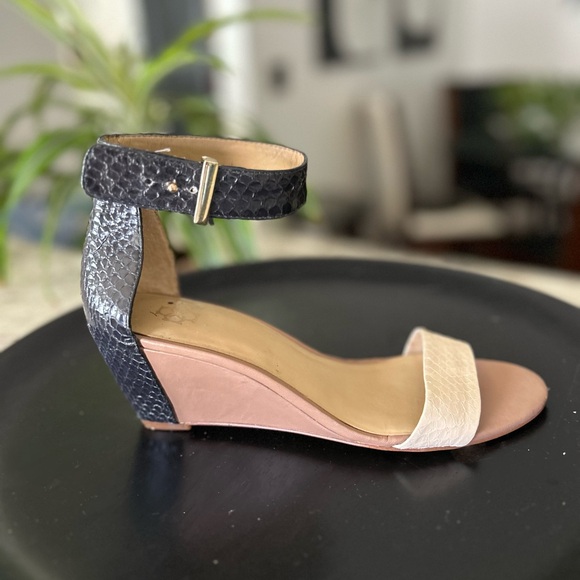 FREE FANNY PACK/ ANN TAYLOR GENIUNE LEATHER HEELS - Picture 1 of 5